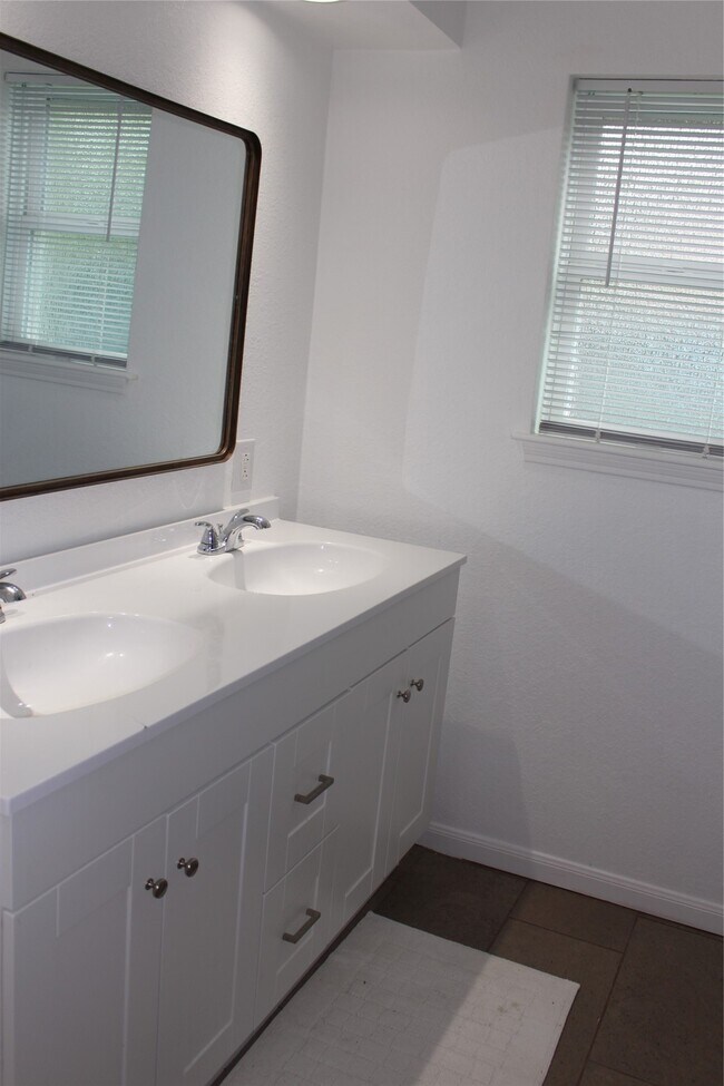 Building Photo - 1802 Sleepy Creek Way