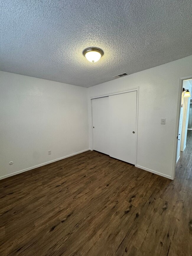 Building Photo - 3951