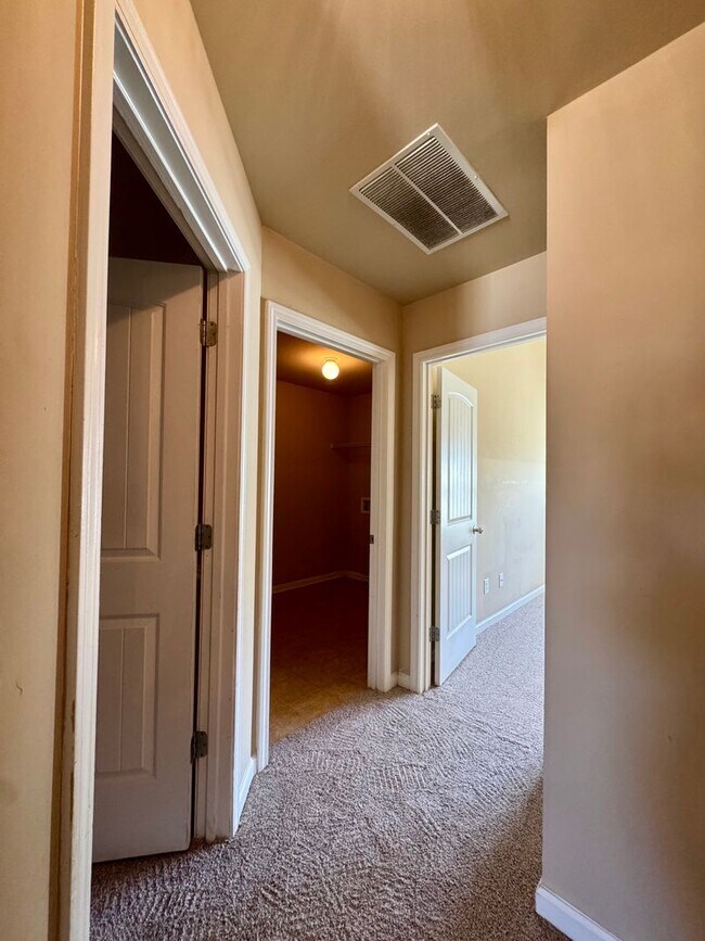 Building Photo - This beautiful 4-bedroom, 2.5-bath home Move-in ready and is waiting for you!