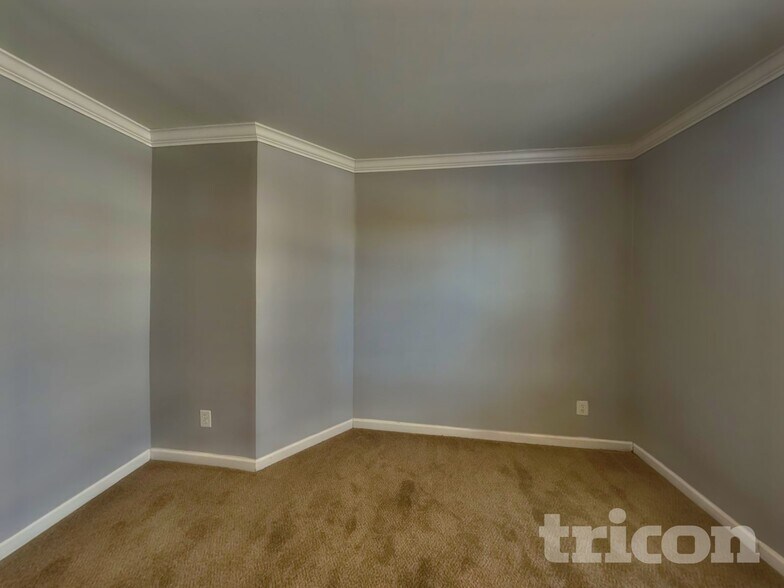 Building Photo - 3275 River Ln SE