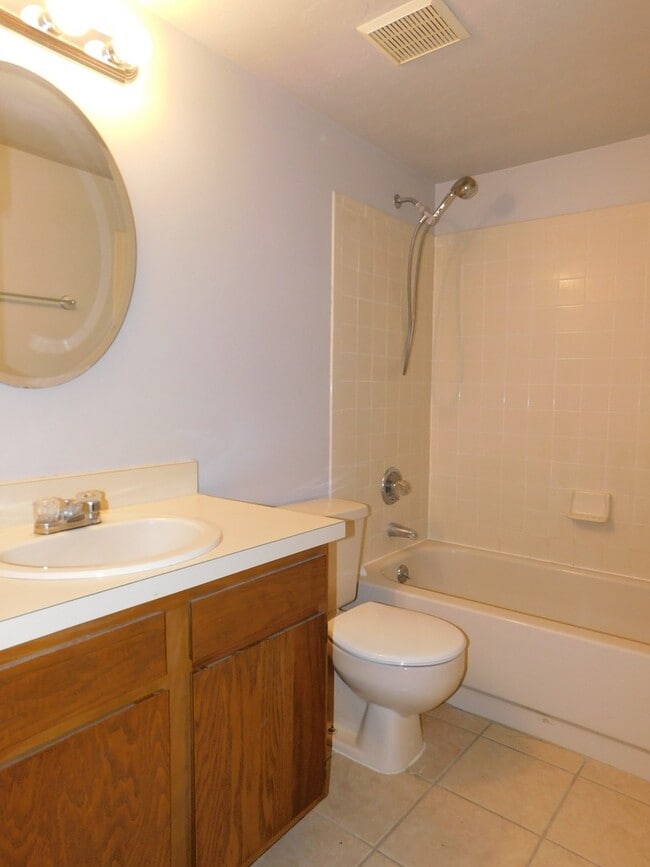 Building Photo - Spacious 2/2 Marchwood townhouse!