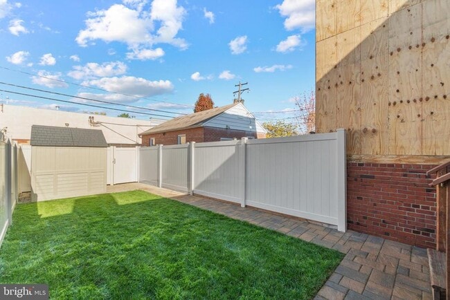 Building Photo - 510 E Nelson Ave