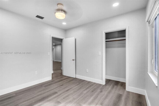 Building Photo - 648 South Dr