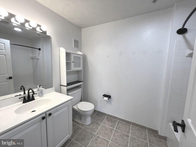 Building Photo - Beautiful 3 bedroom, 2 full bath condomini...