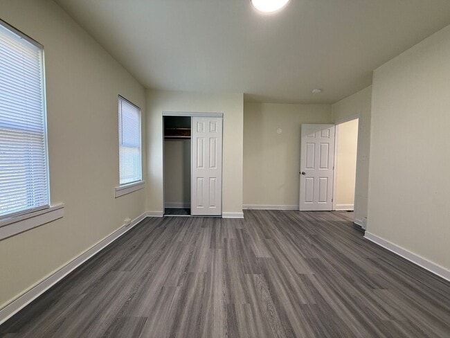 Building Photo - Updated 2BR Townhouse with off street park...