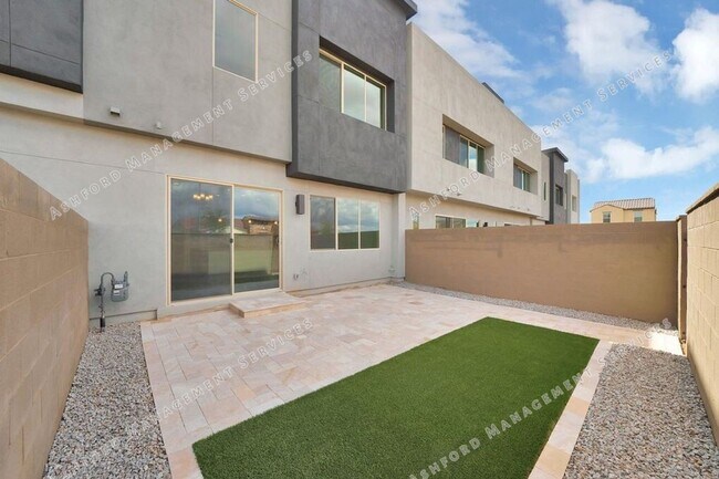 Building Photo - Luxury 3-Bedroom Townhome with Rooftop Dec...