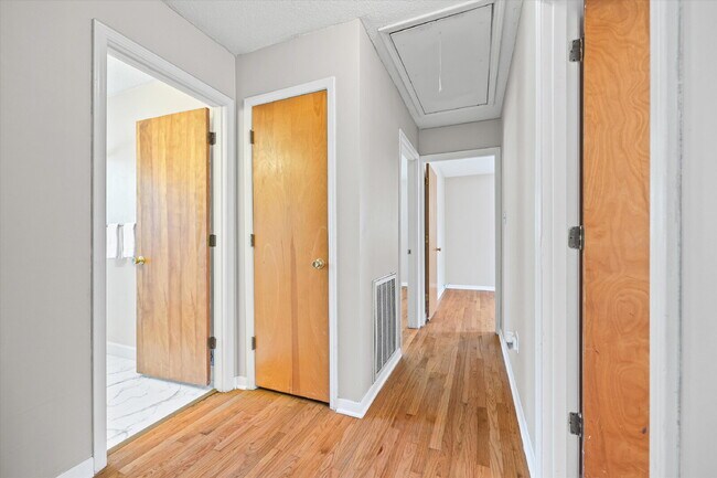 Building Photo - 3 Bedroom / 2 Bathroom Home on .78 Acres