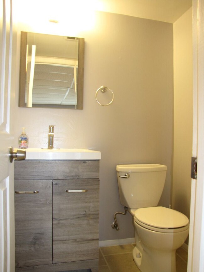 Building Photo - Beautifully updated brick end-unit townhou...