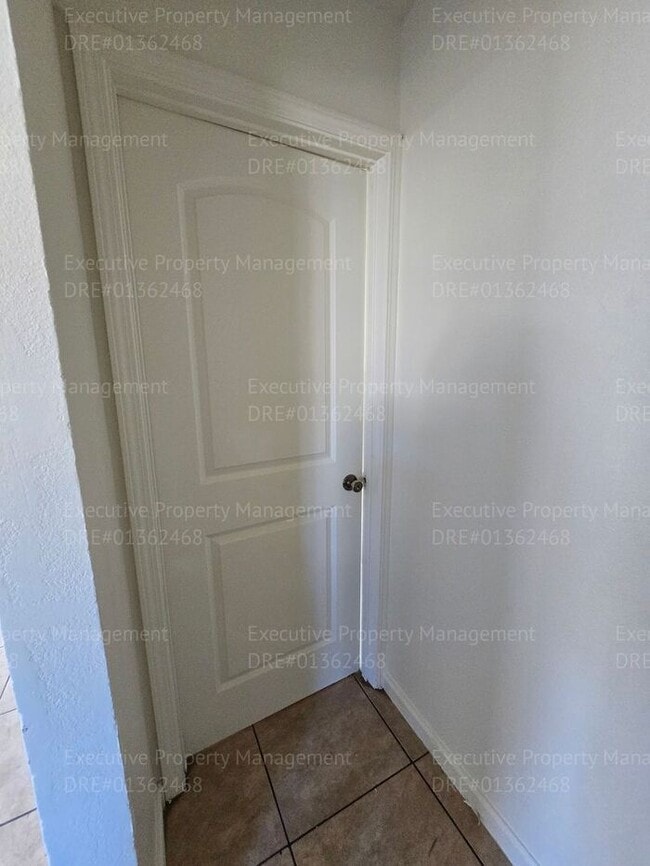 Building Photo - 3 bedroom/ 2 bathroom home