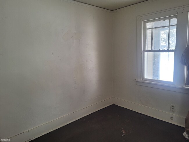 Building Photo - 3 br, 1 bath House - 818 East McClure Avenue