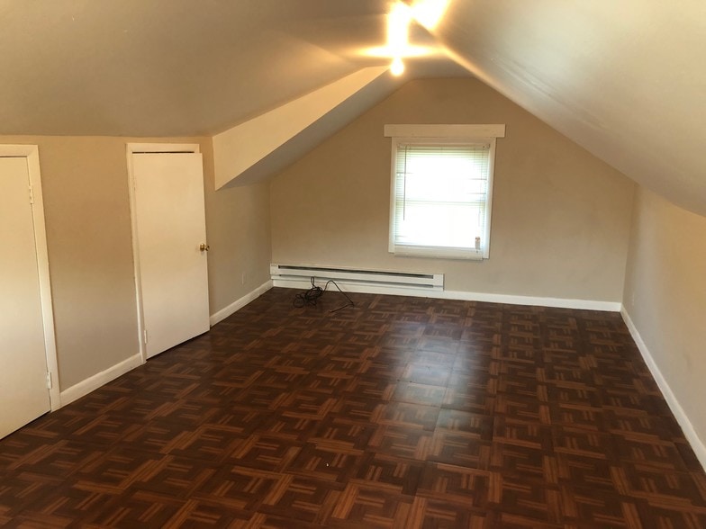 Attic Level Room - 226 Gordon St