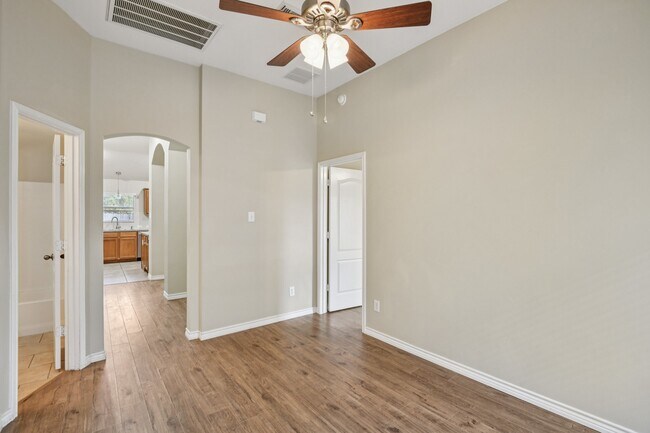 Building Photo - 3026 Sunset Park Dr