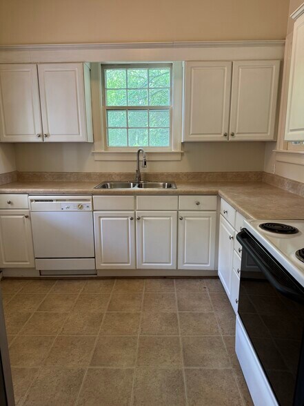 Kitchen with all appliances - 1520 Hilton Ave