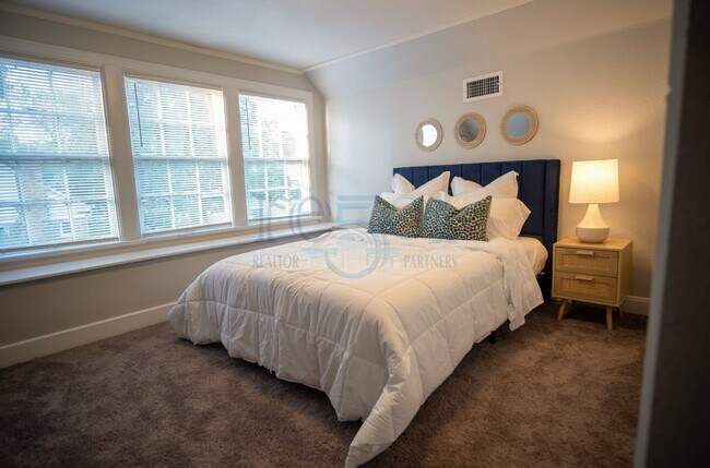 Building Photo - Wonderful Apartment in Hillcrest!