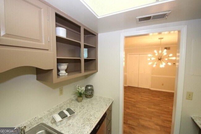 Building Photo - 6851 Roswell Rd