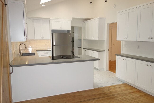 Building Photo - Charming 2 Bedroom in Heart of Downtown