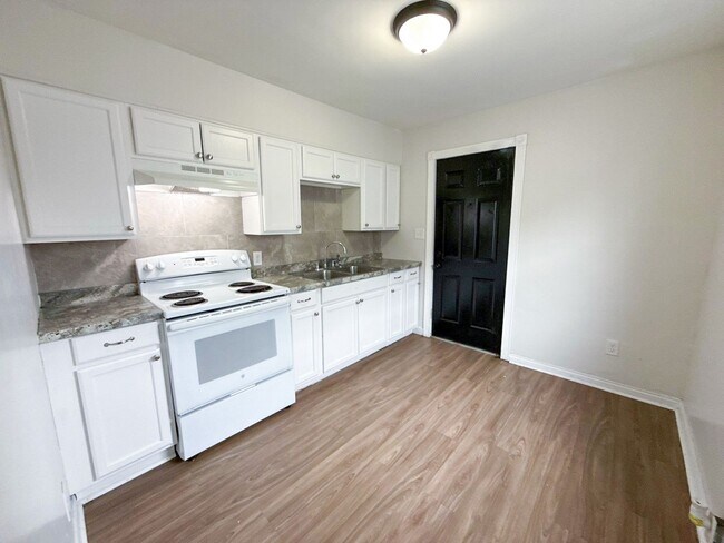 Building Photo - Move-In Ready 2BR Home w/Full Fenced In Yard + Bonus Room Basement!