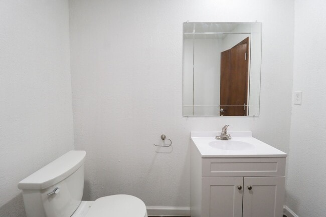 Building Photo - 4 Bed | 2 Bath in East Tulsa!