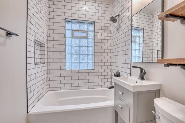 Building Photo - 5113 W Wisconsin Ave