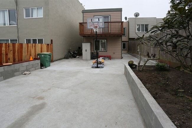 Building Photo - Remodeled 1BR/1BA garden apartment in Cent...