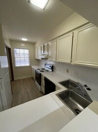 Building Photo - 910 Pinehurst Pl