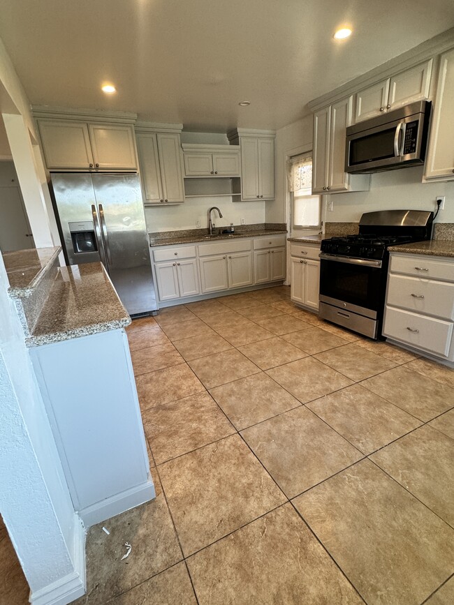 Kitchen - 13122 Woodridge Ave