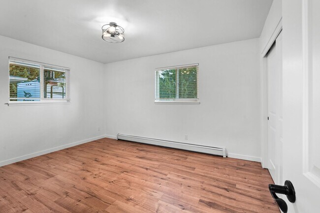 Building Photo - Charming and Renovated 4 Bedroom 2 Bathroo...