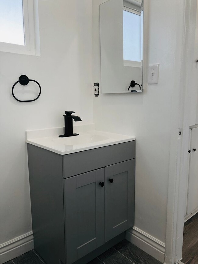 Building Photo - 1171 N Kenmore