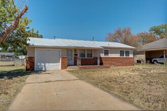 Building Photo - Cozy 2/1 Single-Family Home with Fresh Floors & 1-Car Garage