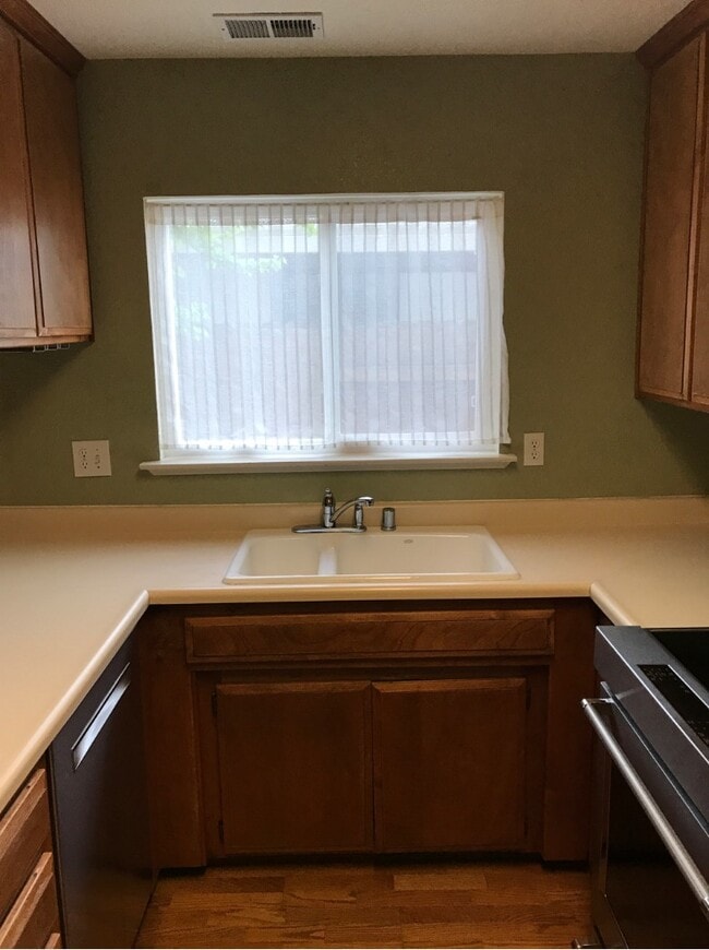 Building Photo - 3 Bedroom 1.25 bath Davis duplex in West D...
