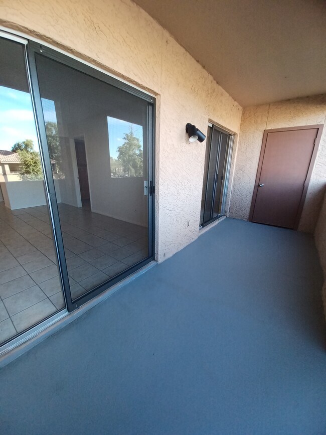 Building Photo - 540 N May