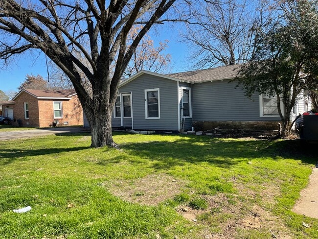 Building Photo - Move in SPECIAL! $995/month