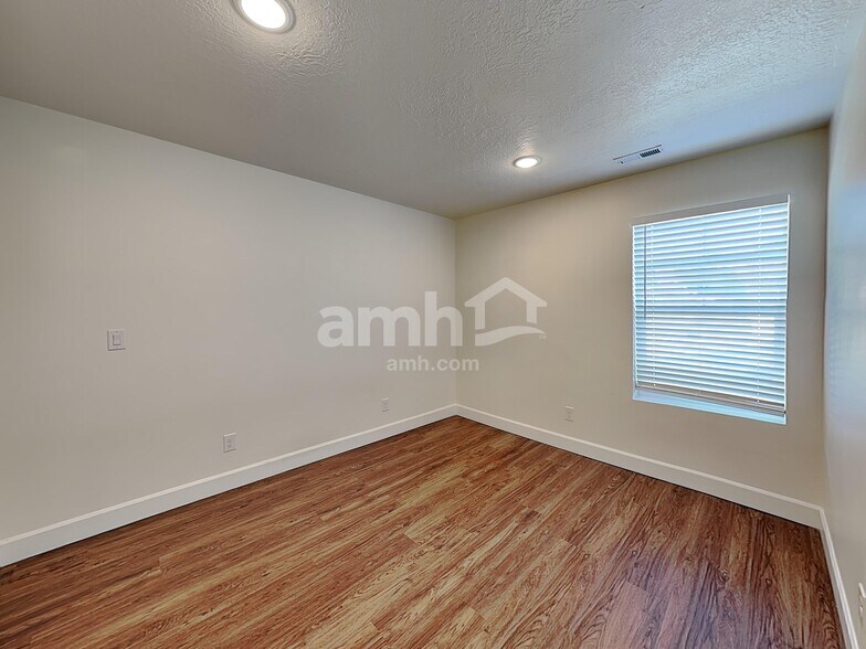 Building Photo - 1287 N Wagon Wy