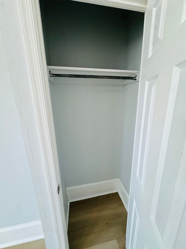 Building Photo - Renovated 3bd/1bth House with Rear yard!! ...