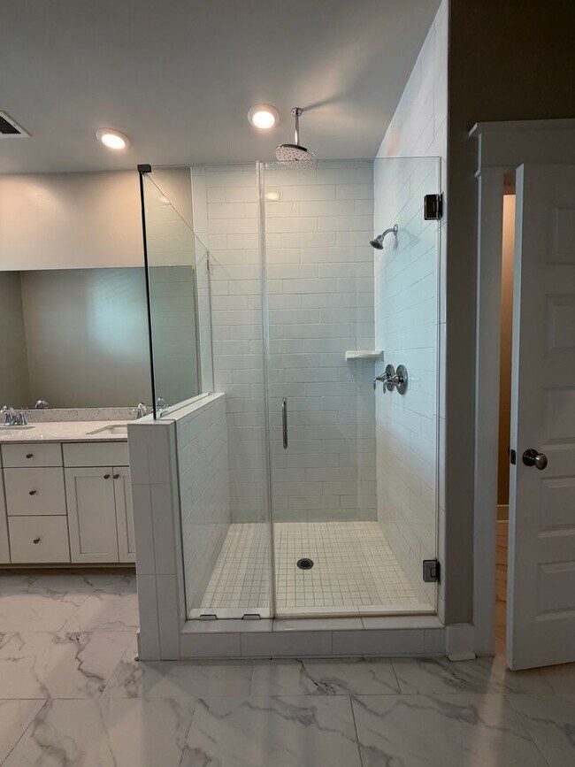 Building Photo - Midtown Townhouse