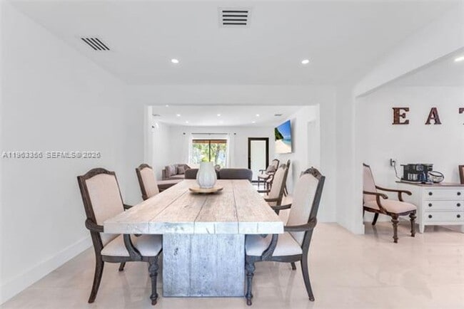 Building Photo - 231 NE 45th St