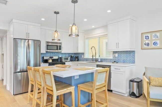 Building Photo - Fully furnished unit at the beach - Newport Beach Balboa Peninsula