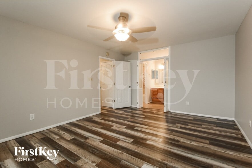 Building Photo - 846 Vlg Mdw Dr