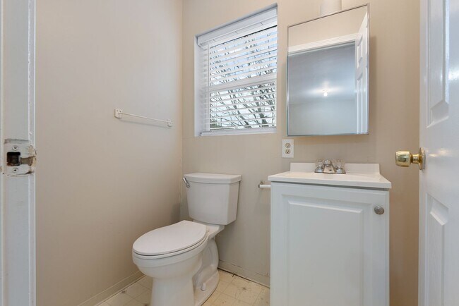 Building Photo - Quirky 1-bedroom for a Reasonable Price!