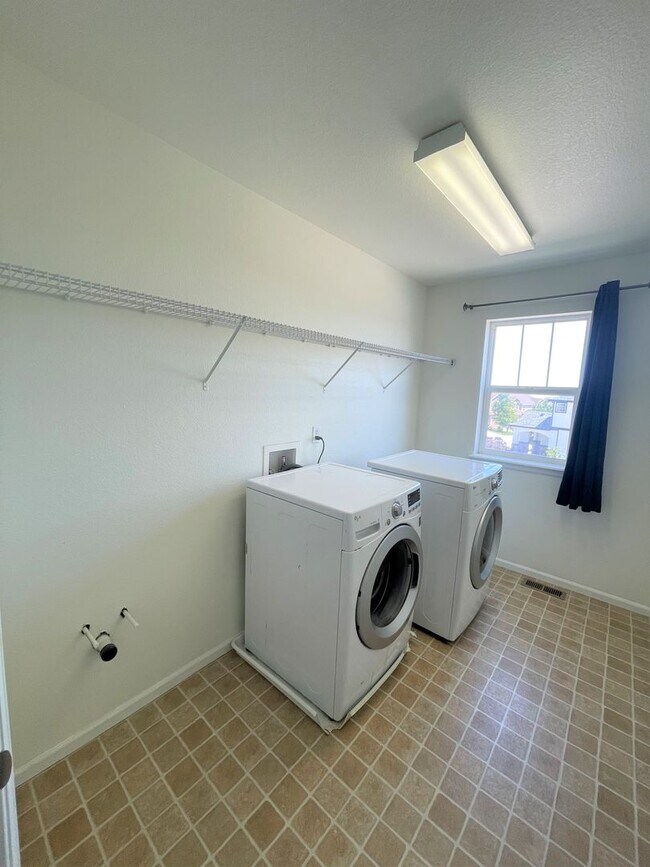 Building Photo - Spacious Charmer in sought after Meridian Ranch community- 2 houses from park
