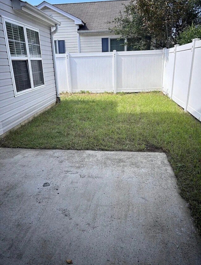 Building Photo - 8662 Meadowmont View Dr