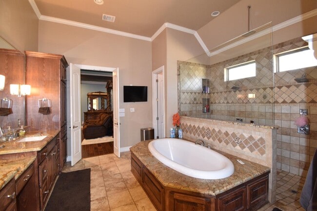 Building Photo - 7871 Oak Creek Trl