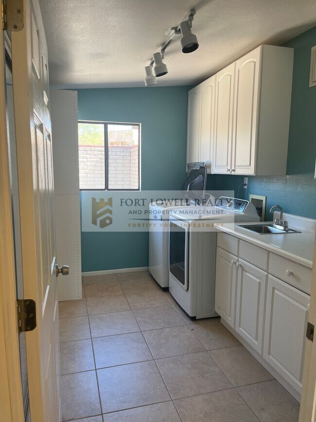 Building Photo - Beautiful 3 bedroom 2 bathroom with washer & dryer AVAILABLE SOON!