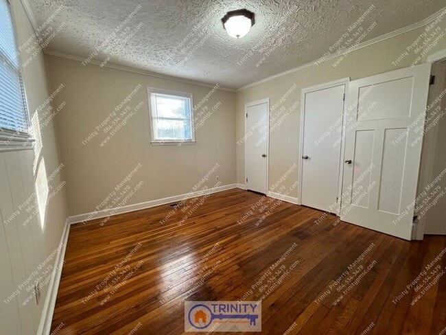 Building Photo - Bright and Sunny 2-bedroom, 1-bathroom Hom...
