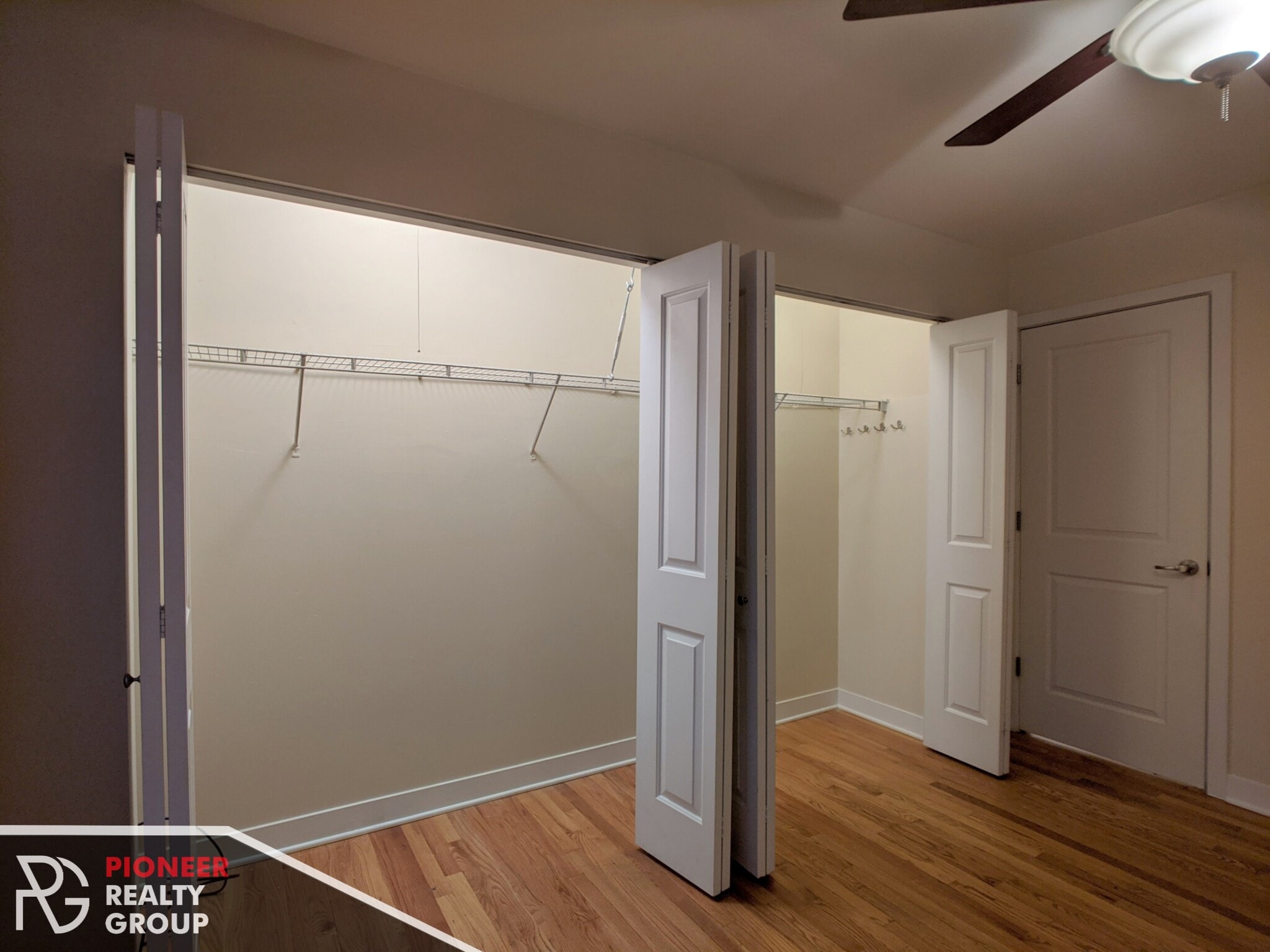 Building Photo - 643 W Wrightwood Ave