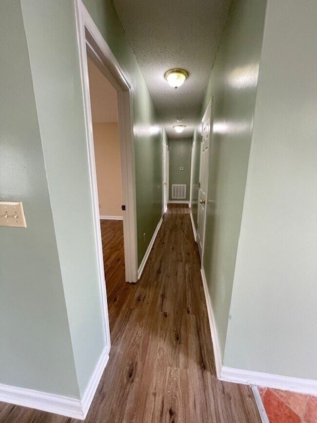 Building Photo - READY TO MOVE IN! 3 BEDS/2 BATHS!