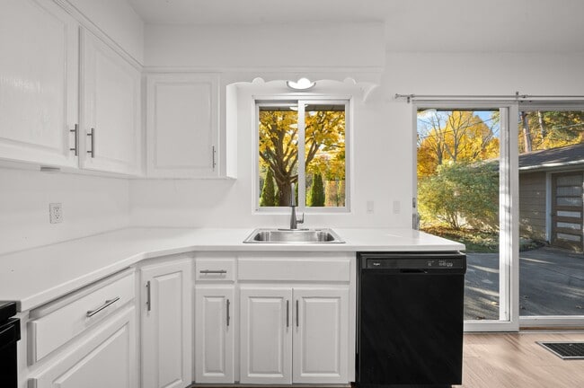 Building Photo - 1332 W Glenlord Rd