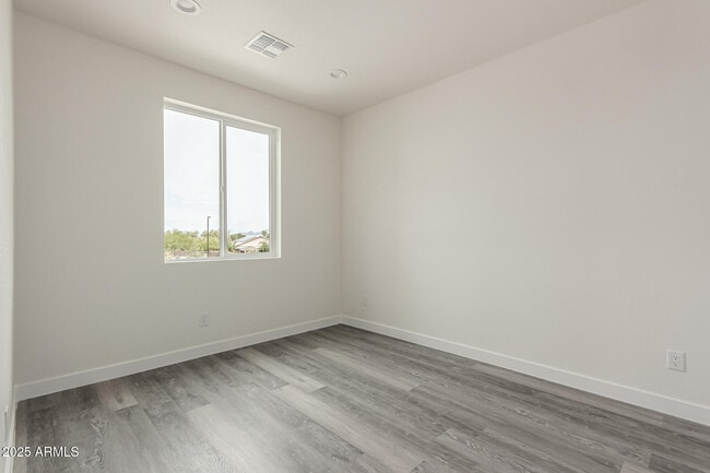 Building Photo - 949 E Desert Ln