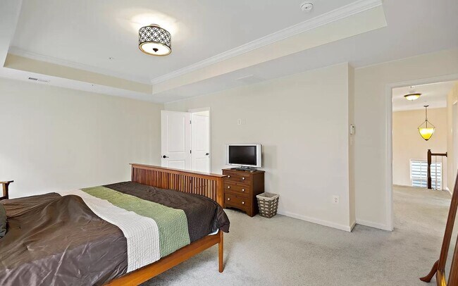 Building Photo - Beautifully maintained SFH in convenient F...