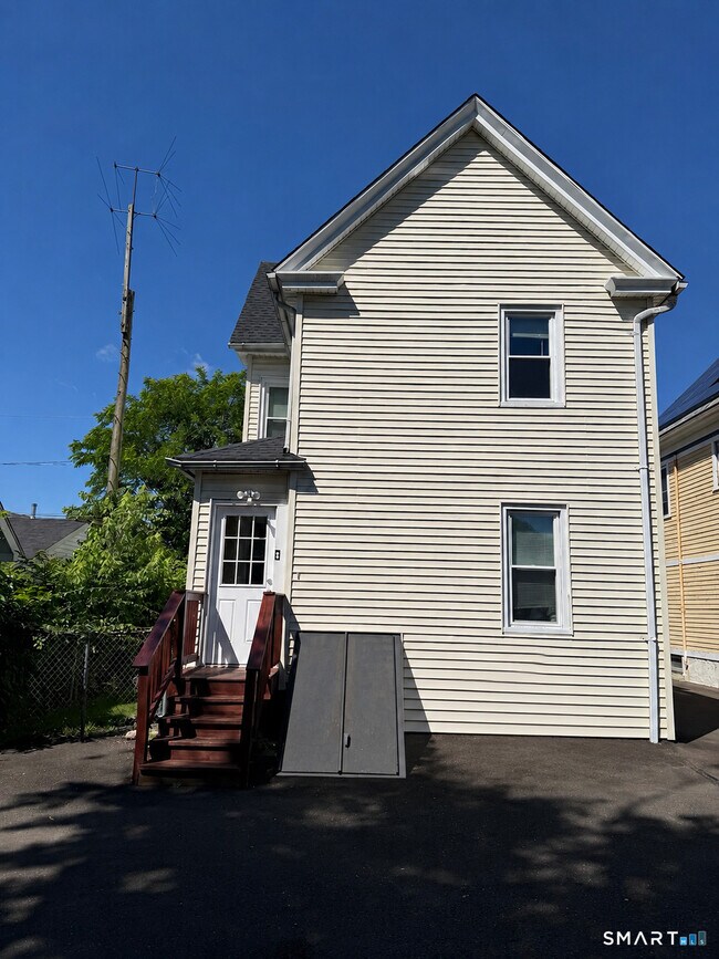Building Photo - 11 Hine St